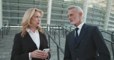 Şirketin CEO 'su sorumlu kadın sekreter ve heyete talimat veriyor.