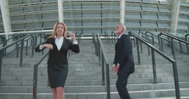 Muntre forretningsfolk danser og smiler, er glade for en vellykket aftale, sejr – Stock-video