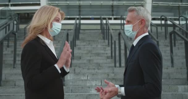 Männliche Partnerinnen mit Gesichtsmasken diskutieren Pandemie-Vorsorge — Stockvideo