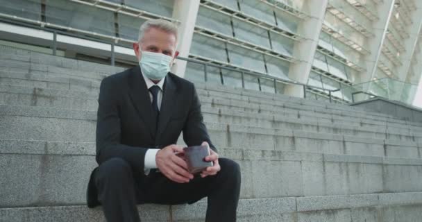 Θλιμμένος επιχειρηματίας με προστατευτική μάσκα που δείχνει άδειο πορτοφόλι, πανδημία πτώχευσης — Αρχείο Βίντεο