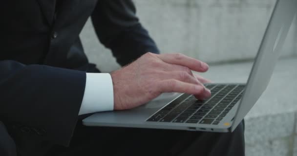 Close-up dari tangan-tangan pengusaha mengetik pada laptop, menggunakan touchpad, teknologi — Stok Video