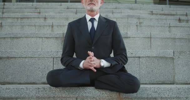 Üzletember ül a lépcsőn lótuszpozícióban, spirituális gyakorlat pihenni — Stock videók