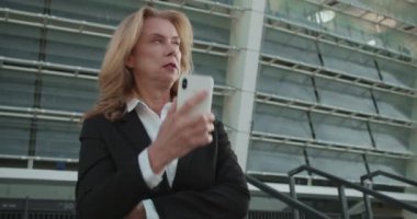 Sinirli iş kadını telefon görüşmesi yapıyor, sorunlardan rahatsız oluyor, stres yapıyor.