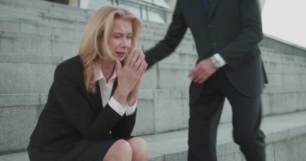 Грустная деловая женщина плачет на лестнице, поддерживающий коллега-мужчина утешительный партнер — стоковое видео