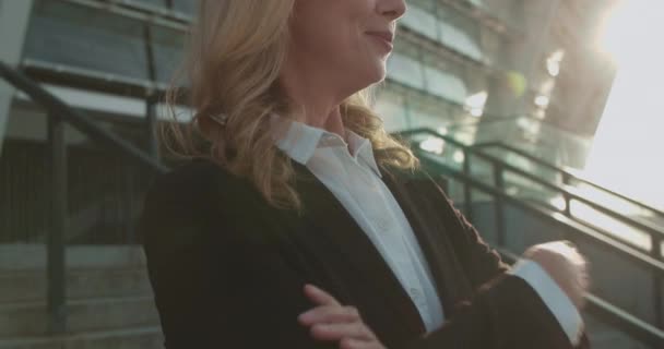 Успешная женщина в деловом костюме, скрещивающая руки на груди, мотивированная на успех — стоковое видео