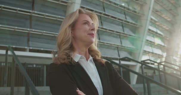 Inspirierte Geschäftsfrau blickt in die Ferne, stolz auf erfolgreiche Karriere, Zukunft — Stockvideo