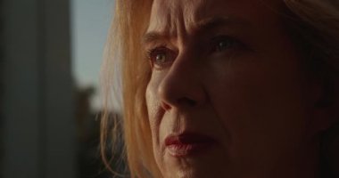 Orta yaşlı bir kadının üzgün buruşuk yüzü, yalnızlığın neden olduğu depresyon.