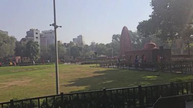 Amritsar, Punjab, Hindistan 'daki tarihi Jallianwala Bagh bahçesine geniş bir manzara. Bölge, şimdi açık çimenler ve tarihi yapılarla bir anıt olarak korunan 1919 katliamla hatırlanıyor..