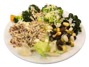 Taze buharlı brokoli beyaz tabakta servis edilir, vitamin, lif ve antioksidan açısından zengin sağlıklı vejetaryen yemeği sergilenir, temiz yemek, diyet yemeği ve besleyici vejetaryen mutfağı için mükemmeldir.