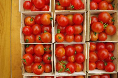 Ahşap ahşap tahıl tablo potalara görüntülenen domates yukarıdan izlendi 