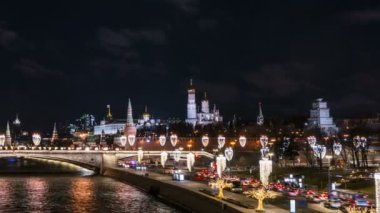 Gece Moskova nehri ve Kremlin 4K hızlandırılmış görüntüler