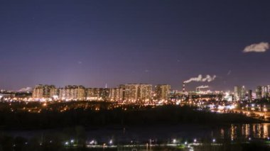 Gece Moskova nehri ve Kremlin 4K hızlandırılmış görüntüler