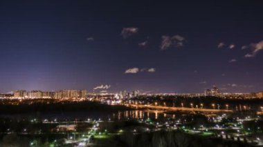 Gece Moskova nehri ve Kremlin 4K hızlandırılmış görüntüler