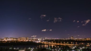 Gece Moskova nehri ve Kremlin 4K hızlandırılmış görüntüler