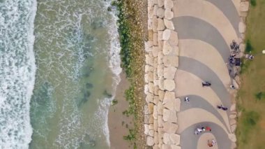 Tel Aviv güvertesinde dalgalar, hava görüntüleri 4K