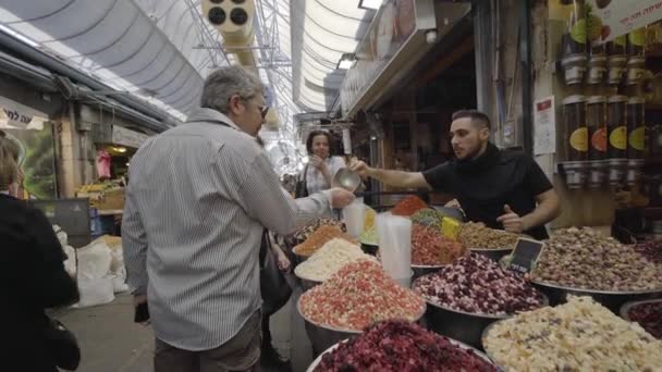 Израиль Иерусалим Февраля 2018 Года Люди Покупками Иерусалимском Рынке Footage — стоковое видео