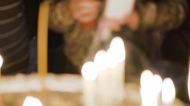 İsrail, Kudüs - 1 Şubat 2018: Kutsal Mezar, Kudüs tapınağında hacılar mum yakıyor