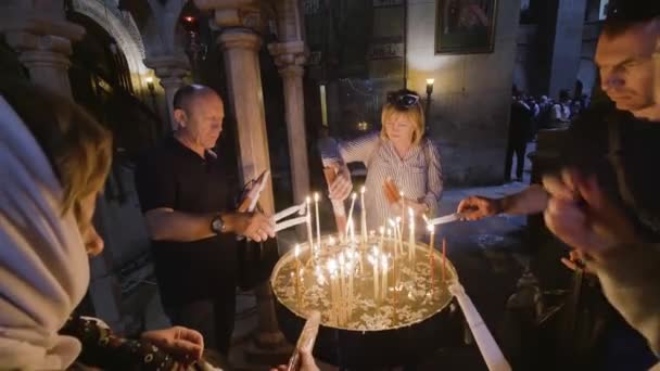 Israel Jerusalém Fevereiro 2018 Peregrinos Acendendo Velas Templo Santo Sepulcro — Vídeo de Stock