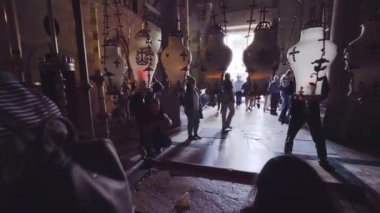 İsrail, Kudüs - 2 Şubat 2018: Kutsal Mezar, Kudüs tapınağında namaz kılan hacılar