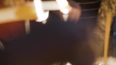 İsrail, Kudüs - 1 Şubat 2018: Kutsal Mezar, Kudüs tapınağında hacılar mum yakıyor