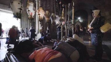 İsrail, Kudüs - 2 Şubat 2018: Kutsal Mezar, Kudüs tapınağında namaz kılan hacılar