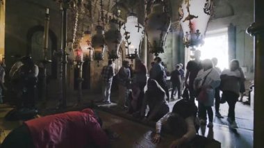 İsrail, Kudüs - 2 Şubat 2018: Kutsal Mezar, Kudüs tapınağında namaz kılan hacılar