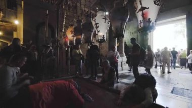 İsrail, Kudüs - 2 Şubat 2018: Kutsal Mezar, Kudüs tapınağında namaz kılan hacılar