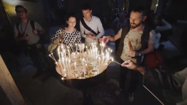 İsrail, Kudüs - 1 Şubat 2018: Kutsal Mezar, Kudüs tapınağında hacılar mum yakıyor
