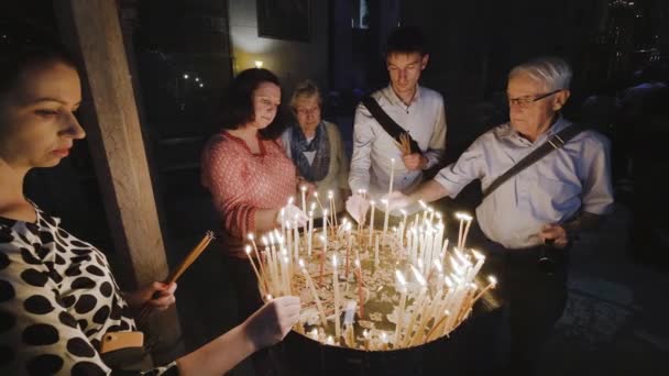 Израиль Иерусалим Февраля 2018 Года Паломники Зажигают Свечи Гроба Господня — стоковое видео