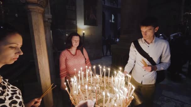 イスラエル エルサレム 2018年2月1日 エルサレムの聖墳墓神殿にろうそくを灯す巡礼者 — ストック動画