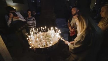 İsrail, Kudüs - 1 Şubat 2018: Kutsal Mezar, Kudüs tapınağında hacılar mum yakıyor