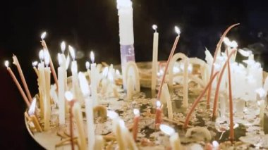 İsrail, Kudüs - 1 Şubat 2018: Kutsal Mezar, Kudüs tapınağında hacılar mum yakıyor