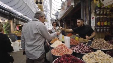 İsrail, Kudüs - 01 Şubat 2018: İnsanlar Kudüs pazarından alışveriş yapıyorlar.