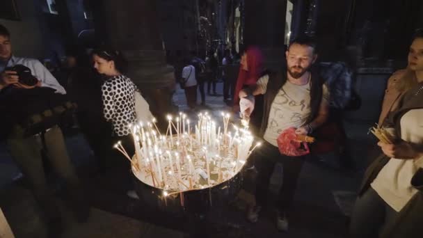 Israël Jeruzalem Februari 2018 Pelgrims Steken Kaarsen Aan Tempel Van — Stockvideo