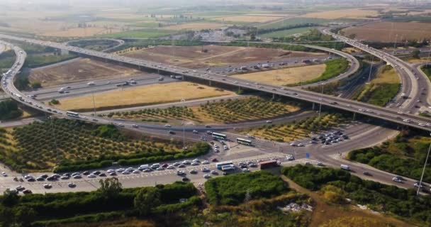 Énorme échangeur routier près des grottes souterraines de transport de Haïfa, vue aérienne sur drone 4k