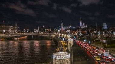 Gece Moskova nehri ve Kremlin 4K hızlandırılmış görüntüler