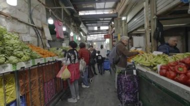 İsrail, Kudüs - 01 Şubat 2018: İnsanlar Kudüs pazarından alışveriş yapıyorlar.