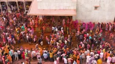 Hindistan 'daki Holi renk festivalinin hava görüntüsü, 4k drone görüntüsü 