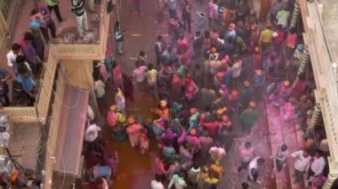 Hindistan 'daki Holi renk festivalinin hava görüntüsü, 4k drone görüntüsü 