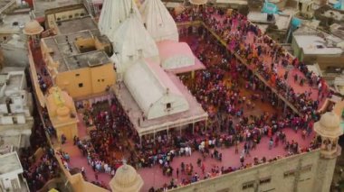 Hindistan 'daki Holi renk festivalinin hava görüntüsü, 4k drone görüntüsü 