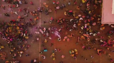 Hindistan 'daki Holi renk festivalinin hava görüntüsü, 4k drone görüntüsü 