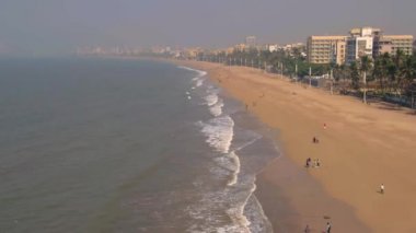 Mumbai 'deki Juhu plajı manzarası, 4K hava kalitesi düşmemiş.