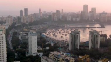 Mumbai, Hindistan 'da güzel bir gün, deniz yolculuğu, 4k hava aracı görüntüsü.