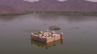 Jaipur 'daki Jal Mahal su sarayı, 4k hava manzaralı.