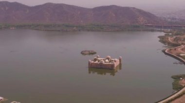 Jaipur 'daki Jal Mahal su sarayı, 4k hava manzaralı.