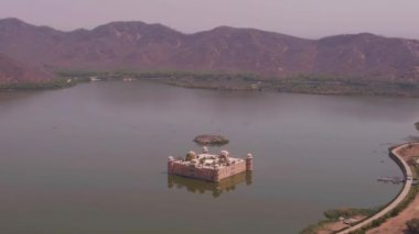 Jaipur 'daki Jal Mahal su sarayı, 4k hava manzaralı.