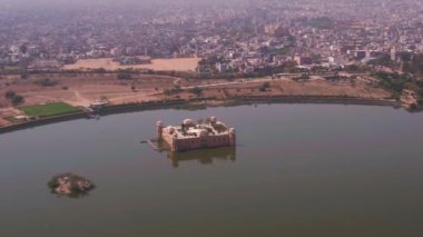 Jaipur 'daki Jal Mahal su sarayı, 4k hava manzaralı.