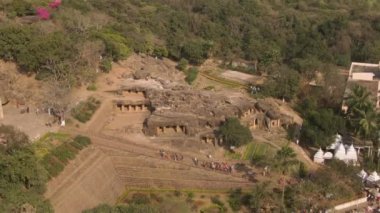 Udaygiri mağaraları, Bhubaneswar, Hindistan, 4k hava aracı, derecelendirilmemiş