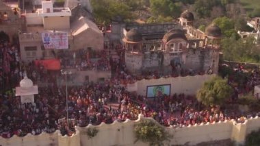 Hindistan 'daki Holi renk festivalinin hava görüntüsü, 4k drone görüntüsü 