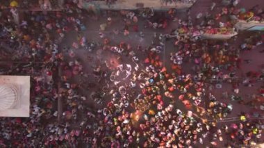 Hindistan 'daki Holi renk festivalinin hava görüntüsü, 4k drone görüntüsü 